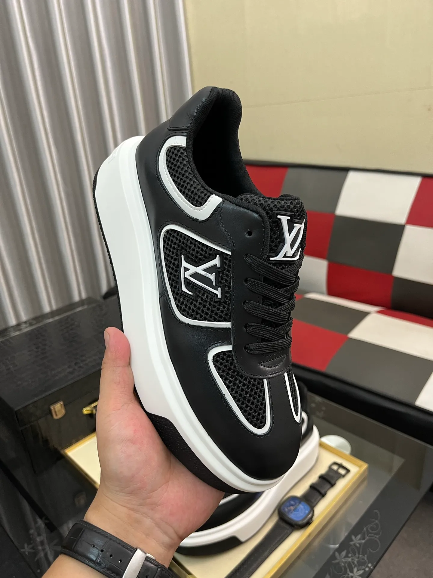 Men's shoes 💰458⌚️⌚️《Louis vuitton/LV Louis Vuitton》original quality.~ Unique modern style sneakers. 🏃A must-have casual shoe for trendy men😍😍 Original brand imported from Italy, imported original leather, cowhide lining (refuses to discolor and grind feet) sole: original sole provided by the original factory, French lazy style design ⚠️Fit to the feet, original quality, super comfortable original sole. Code number: 38-442️⃣Colors available